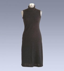 KLEID MIT STEHKRAGEN