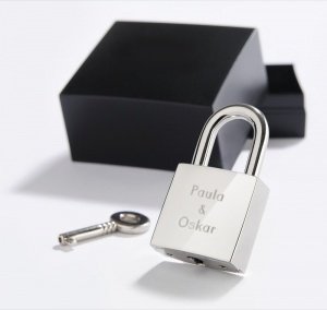 Klassisches Liebesschloss in Geschenkver