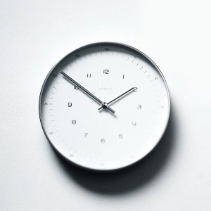 Klein und More Wanduhr mit Ziffern MAX B