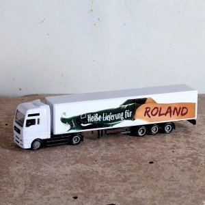 Kleiner LKW mit großem Aufdruck und Wuns