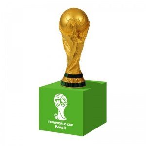 Kleiner WM-Pokal auf Holzpodest