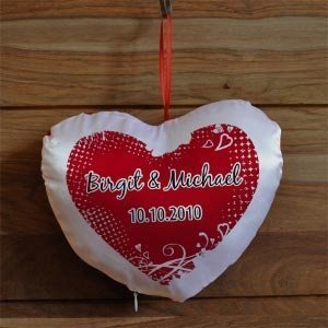 Kleines Herzkissen zur Hochzeit