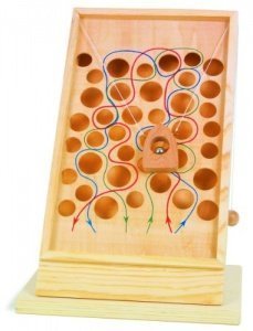 Kletterpfad aus Holz, schönes Geschicklichkeitsspiel mit bunt eingezeichneten Pfaden, kann auf jede