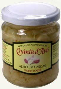 Knoblauch dünn geschnitten in Salzlake, 