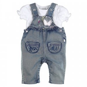 Latzhose mit T-Shirt