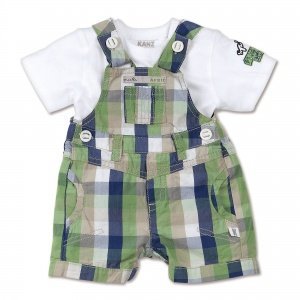 Latzhose mit T-Shirt