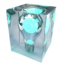 Leuchtende Glühbirne im Glasblock Glow B