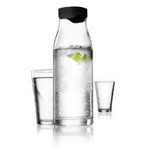 Menu A/S - Karaffe 1l, schwarz und 2 Glä