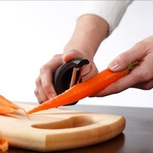 Microplane Pendelschäler schwarz