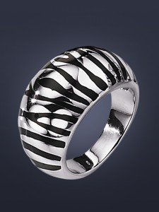 Moderner Damenring mit farbiger Lackeinl