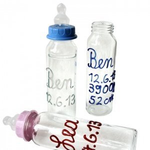 Nuckelflasche mit Ihren Baby-Daten
