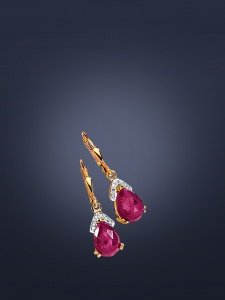 Ohrhänger mit Diamanten und Rubinen