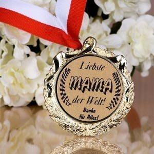 Orden am Bande: *Liebste Mama der Welt!*