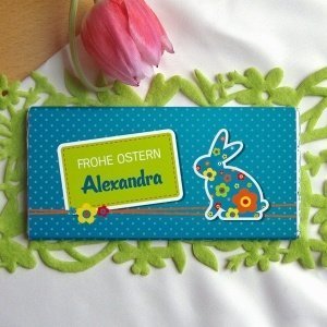 Osterschokolade mit buntem Hasen und Nam