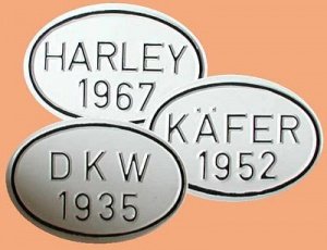 Ovales Schild mit Markenname und Jahrgan