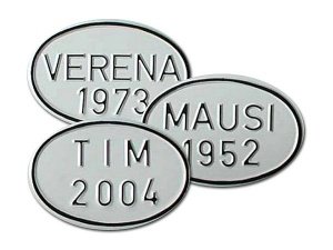 Ovales Schild mit Name und Jahrgang