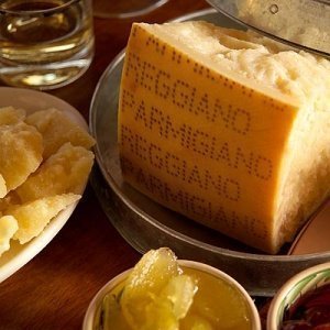 Parmigiano Reggiano stravecchione, Parme