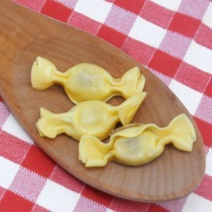 Pastabonbons gefüllt mit Schinken