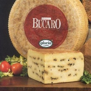 Pecorino Bucaro mit Pfefferkörnern Schaf