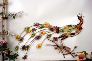 Pfau mit Farbnuggets als Wanddeko