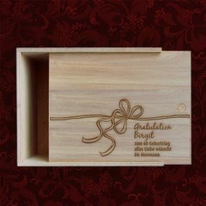 Präsentbox aus Holz mit Schleife und per