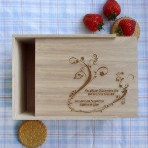 Präsentbox mit floraler Gravur und Ihrem