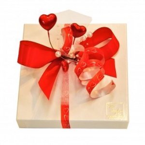 Pralinenschachtel Herzdekor weiß 135g