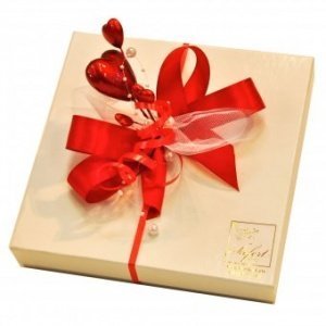 Pralinenschachtel Herzdekor weiß 265g