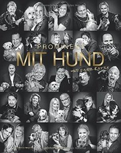 Prominent mit Hund und einer Katze
