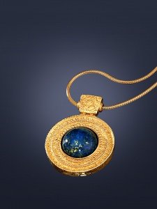 Reich verzierter Anhänger mit Kette