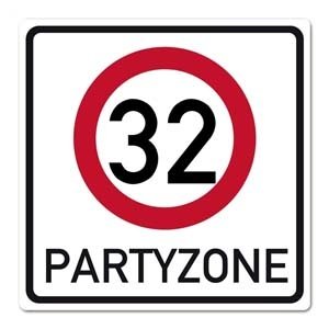 Riesiges PVC Verkehrsschild zu 32. Gebur