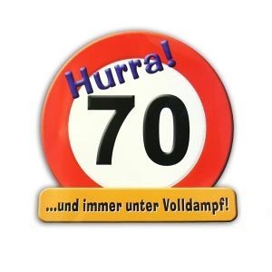 Riesiges Schild *Hurra! 70*
