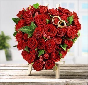 Rosenherz mit goldenen Ringen