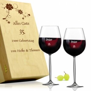 Rotweingläser in Holzkiste zum Geburtsta