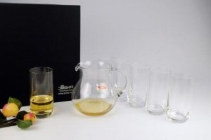 Saftkrug und sechs Saftgläser