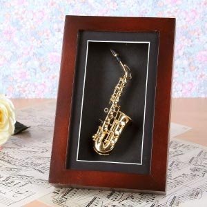Saxophon im Rahmen zum Hinstellen/Aufhän