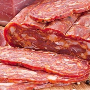 Scharfe kalabresische Salami am Stück