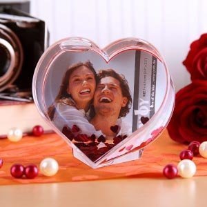 Schneekugel und Bilderrahmen in Herzform