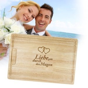 Schneidebrett mit besonderer Gravur " Liebe geht durch den Magen " - Motiv Herzen - Schönes Hochzei