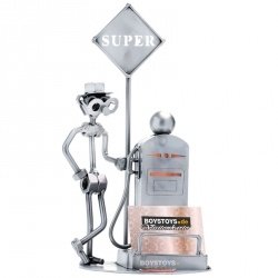 Schraubenmännchen Tankstelle