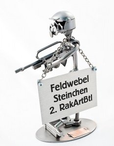 Schraubenmännchen Soldat mit Maschinenge