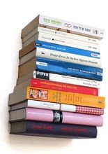 Schwebendes Bücher-Regal