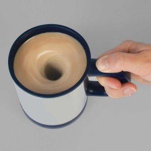 Selbstumrührender Becher