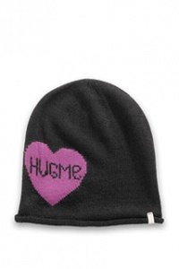 Strickmütze mit Herzmotiv