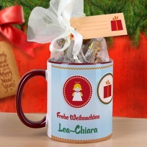 Tasse mit Weihnachtsmotiv und Schokolade