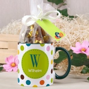 Tasse mit bunten Punkten und Schokoladen