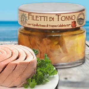 Thunfischfilet mit roten Tropea Zwiebeln