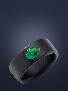 Tiefschwarzer Onyxring mit Smaragd