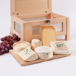 Buchenholz gefüllt mit Käse Spezialitäten