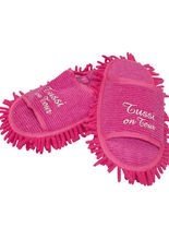 Tussi on Tour Cleaning Shoes